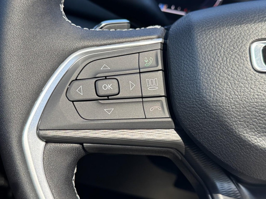 Jeep Grand Cherokee Vehicle Full-screen Gallery Image 12