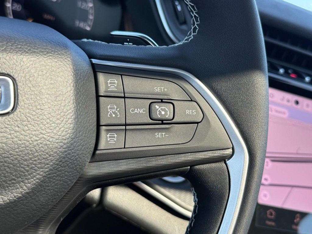 Jeep Grand Cherokee Vehicle Full-screen Gallery Image 13