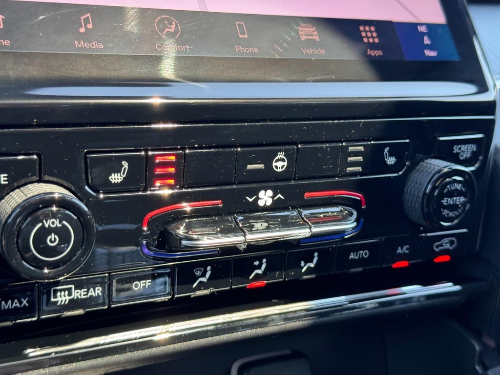 Jeep Grand Cherokee Vehicle Full-screen Gallery Image 15