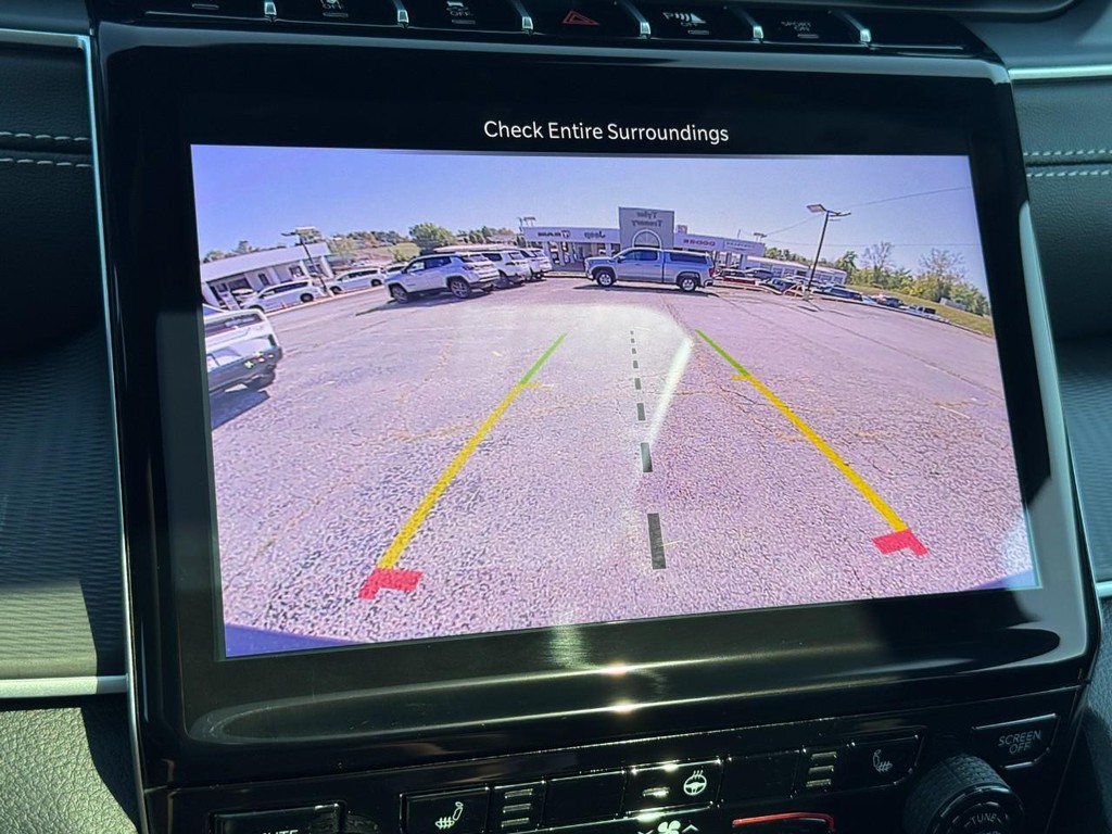Jeep Grand Cherokee Vehicle Full-screen Gallery Image 17