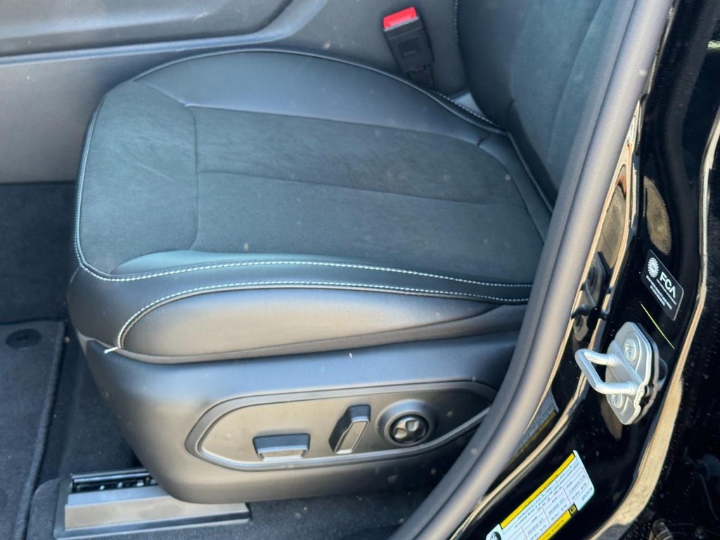 Jeep Grand Cherokee Vehicle Full-screen Gallery Image 18