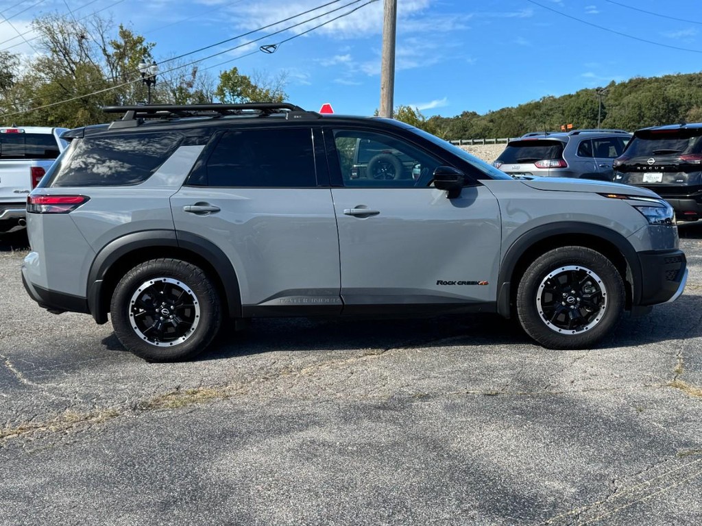 Nissan Pathfinder Vehicle Full-screen Gallery Image 02