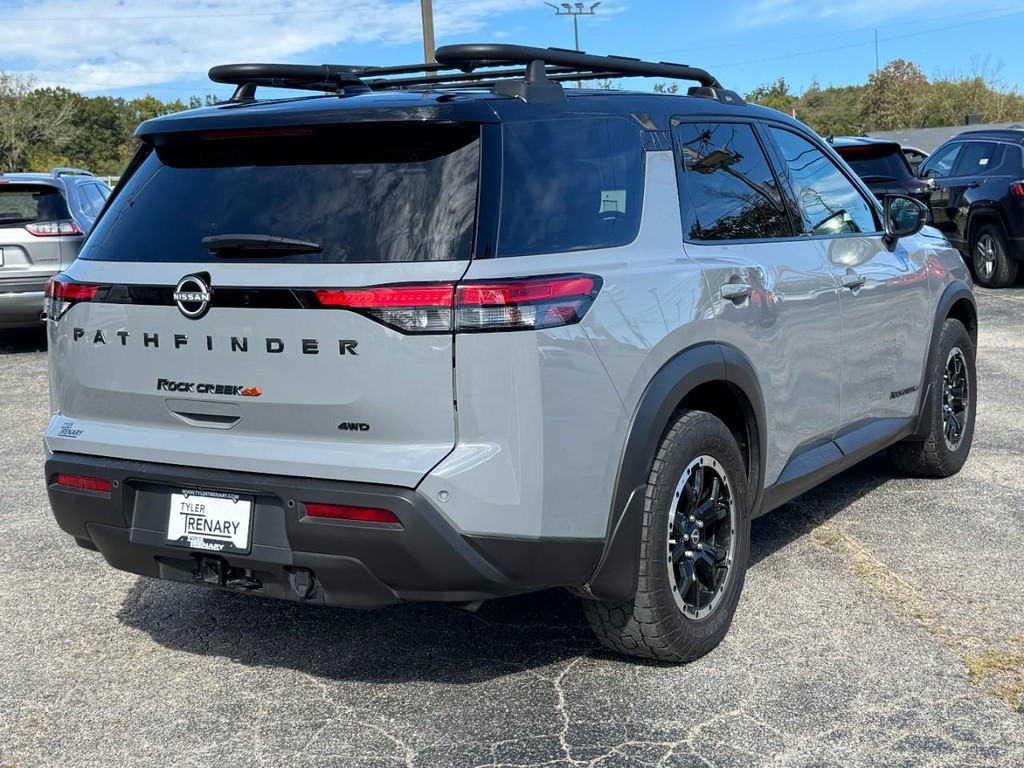 Nissan Pathfinder Vehicle Full-screen Gallery Image 04