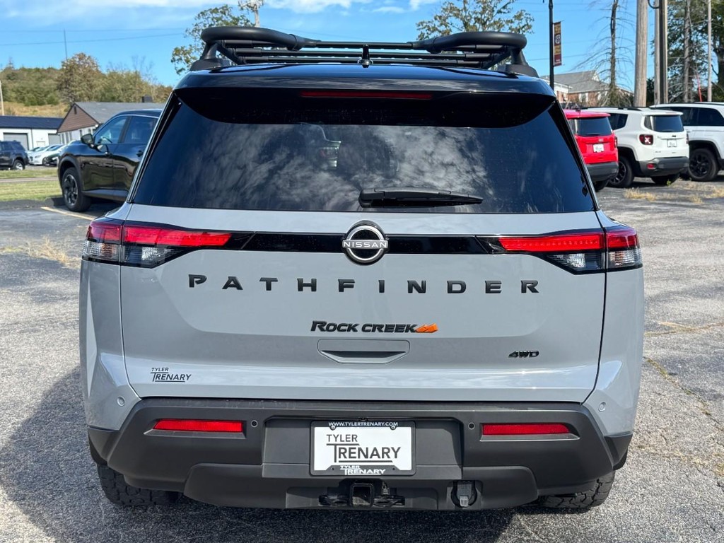 Nissan Pathfinder Vehicle Full-screen Gallery Image 05