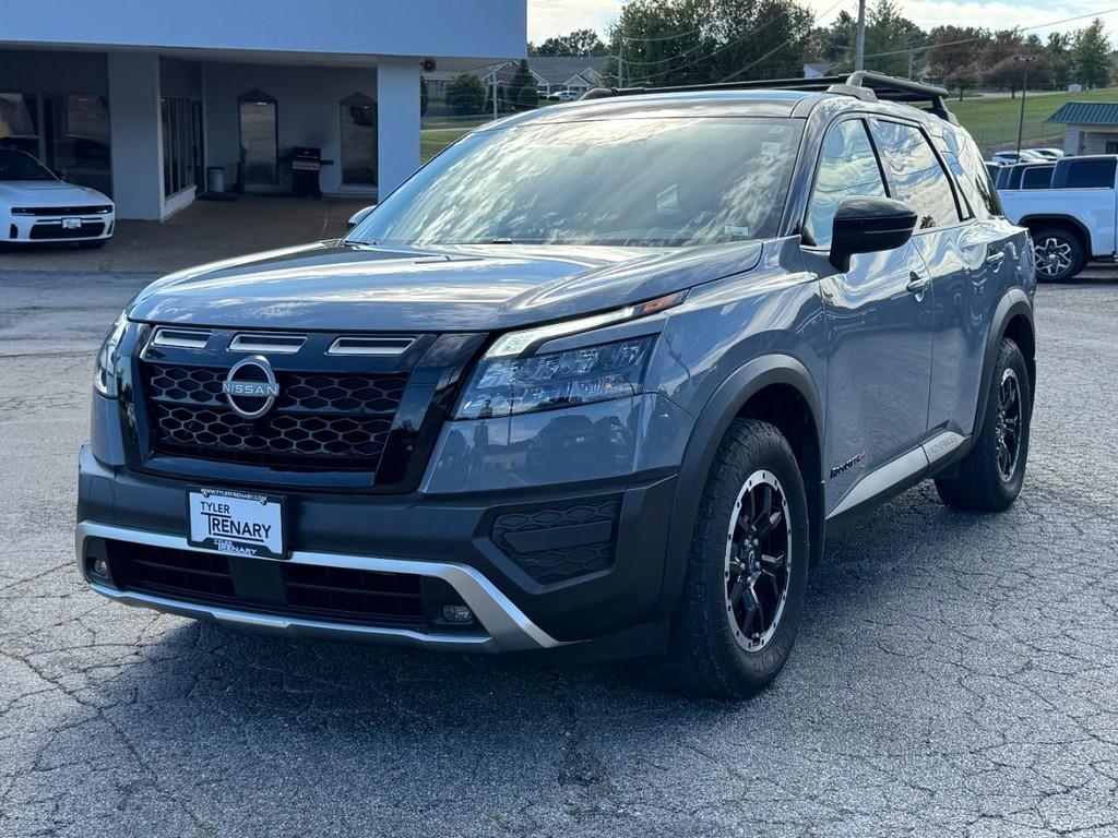 Nissan Pathfinder Vehicle Full-screen Gallery Image 10