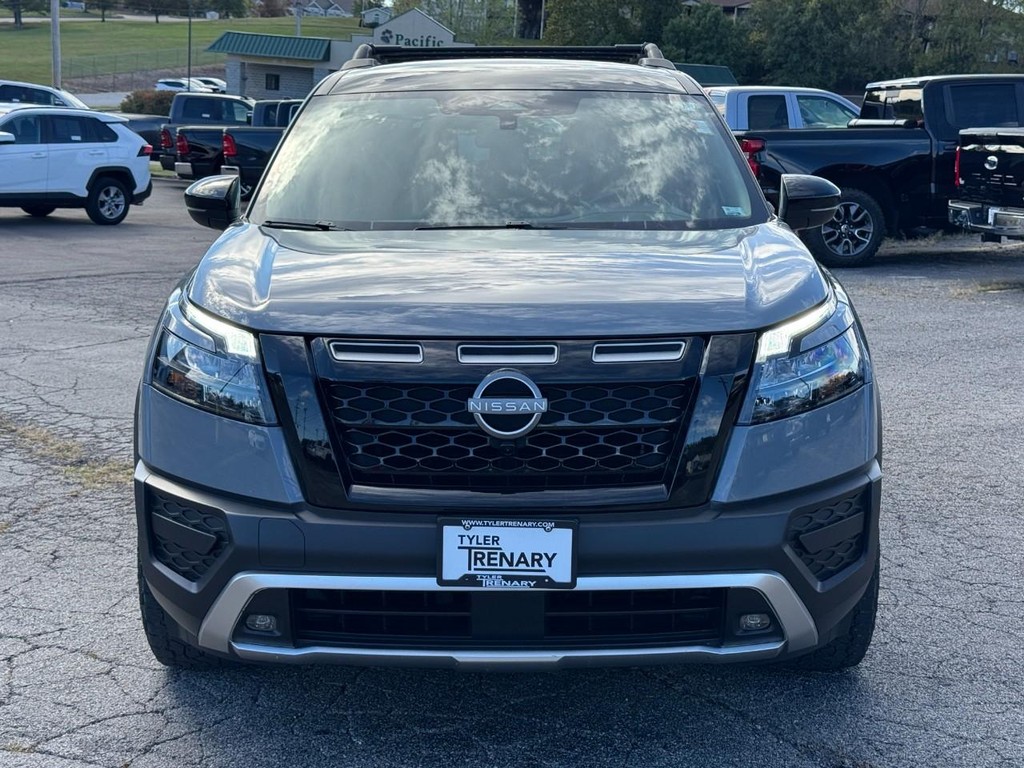 Nissan Pathfinder Vehicle Full-screen Gallery Image 11