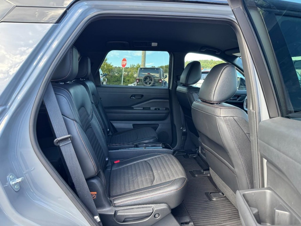 Nissan Pathfinder Vehicle Full-screen Gallery Image 12