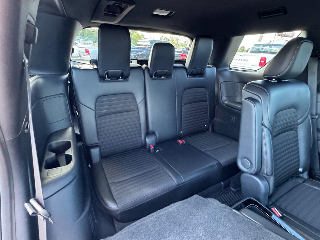 Nissan Pathfinder Vehicle Full-screen Gallery Image 13