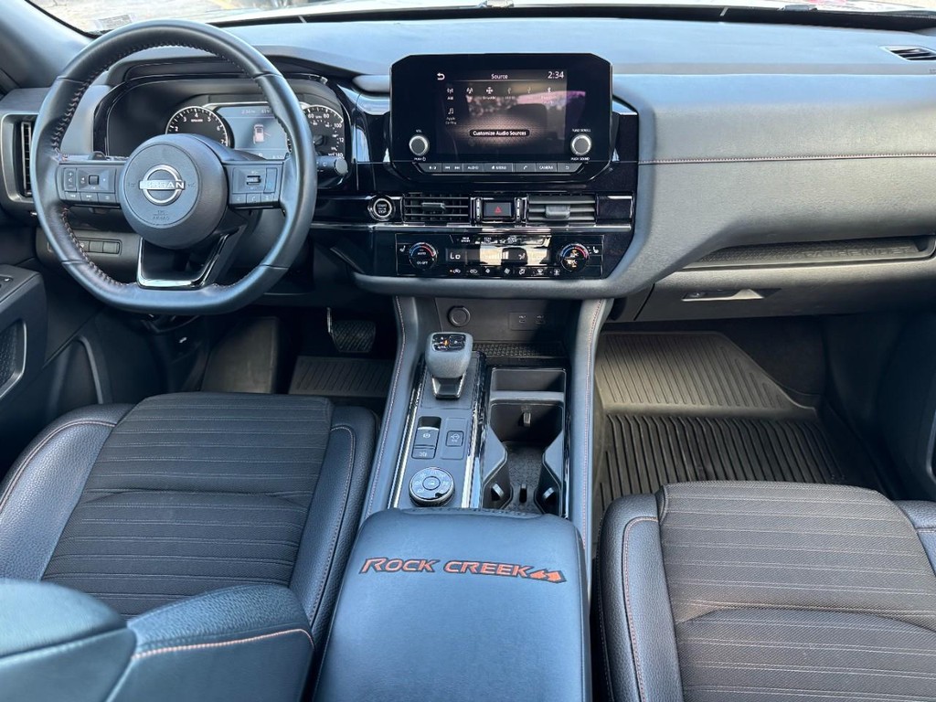 Nissan Pathfinder Vehicle Full-screen Gallery Image 14