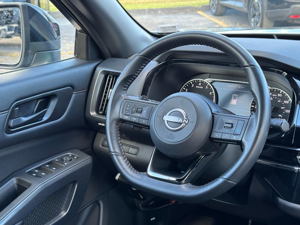 Nissan Pathfinder Vehicle Full-screen Gallery Image 15