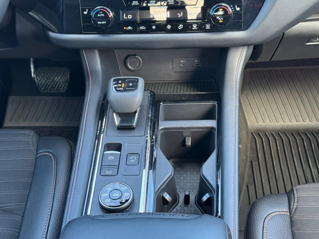 Nissan Pathfinder Vehicle Full-screen Gallery Image 17