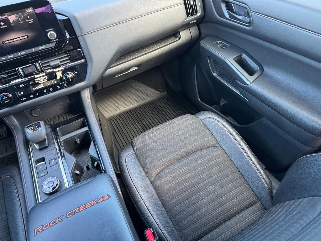 Nissan Pathfinder Vehicle Full-screen Gallery Image 18