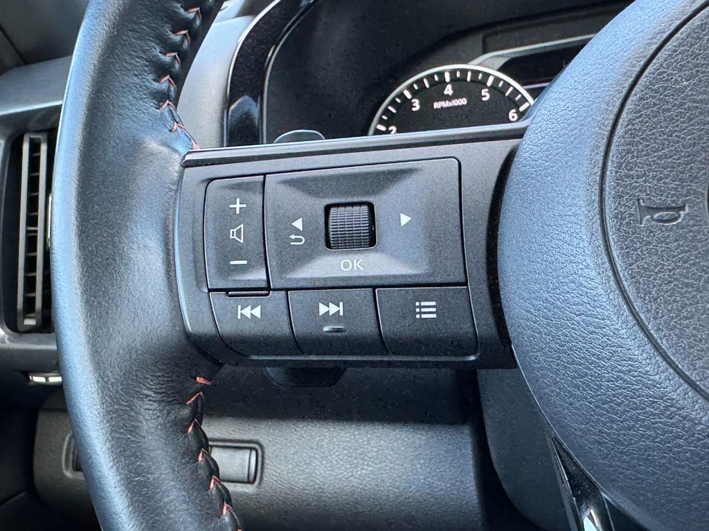 Nissan Pathfinder Vehicle Full-screen Gallery Image 19