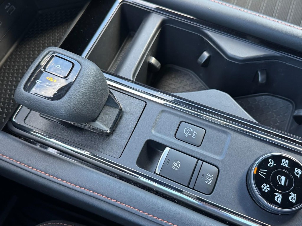 Nissan Pathfinder Vehicle Full-screen Gallery Image 23