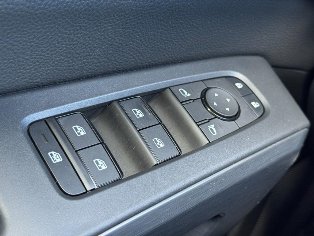 Nissan Pathfinder Vehicle Full-screen Gallery Image 25