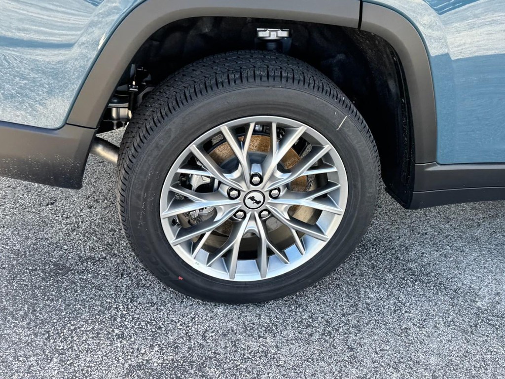 Jeep Grand Cherokee L Vehicle Full-screen Gallery Image 05