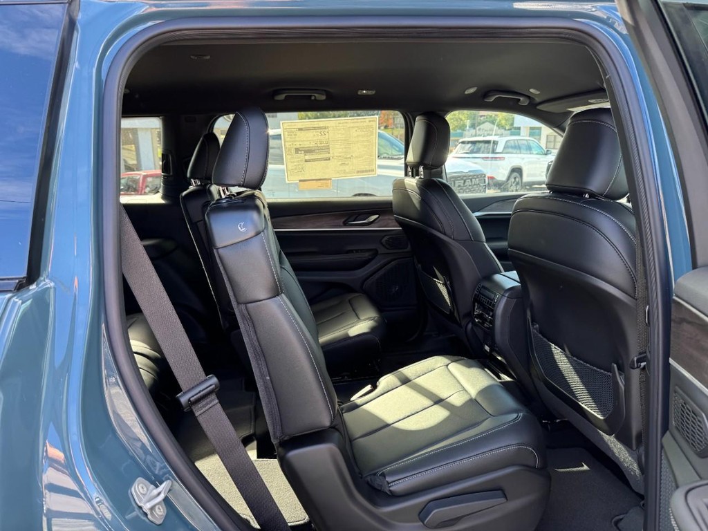 Jeep Grand Cherokee L Vehicle Full-screen Gallery Image 06