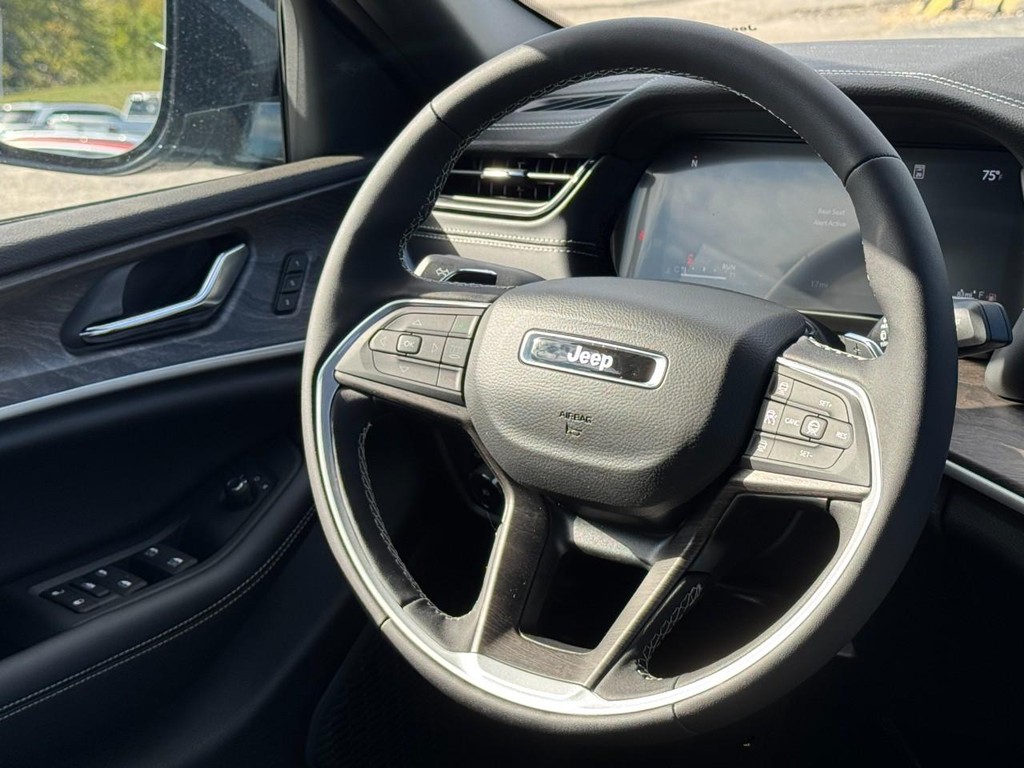 Jeep Grand Cherokee L Vehicle Full-screen Gallery Image 10