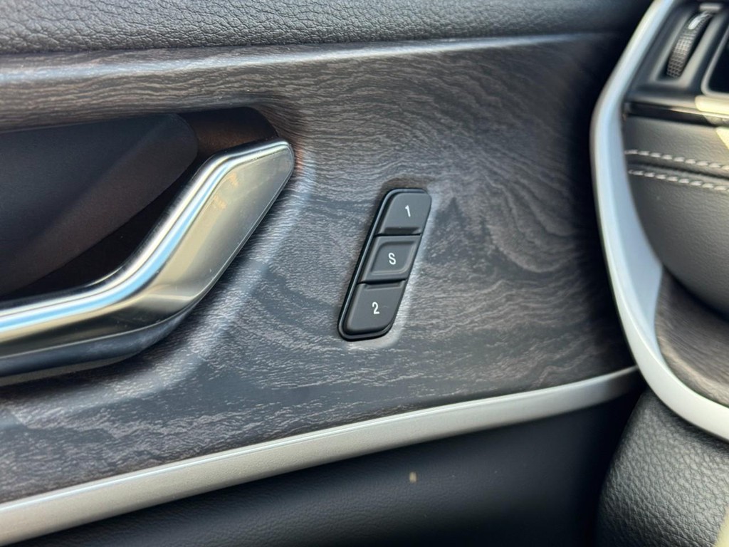 Jeep Grand Cherokee L Vehicle Full-screen Gallery Image 13