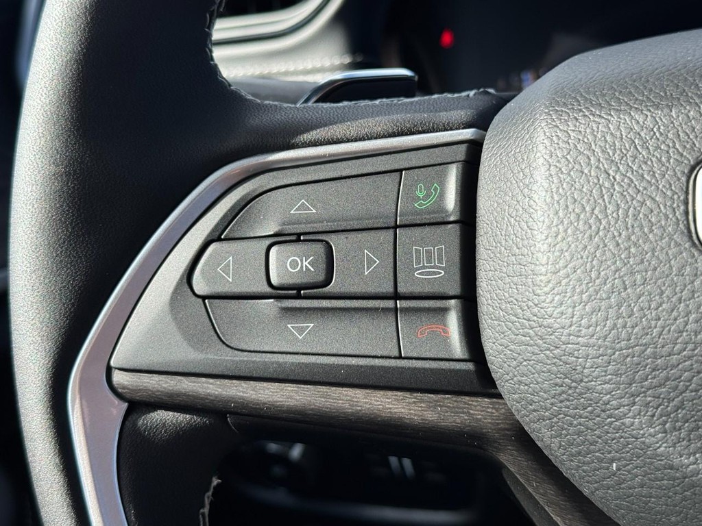 Jeep Grand Cherokee L Vehicle Full-screen Gallery Image 14