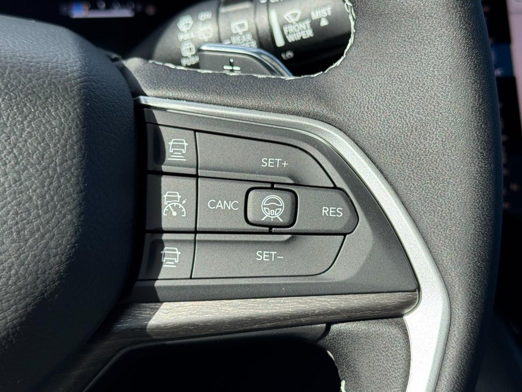 Jeep Grand Cherokee L Vehicle Full-screen Gallery Image 15