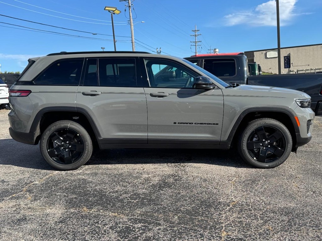 Jeep Grand Cherokee Vehicle Full-screen Gallery Image 02