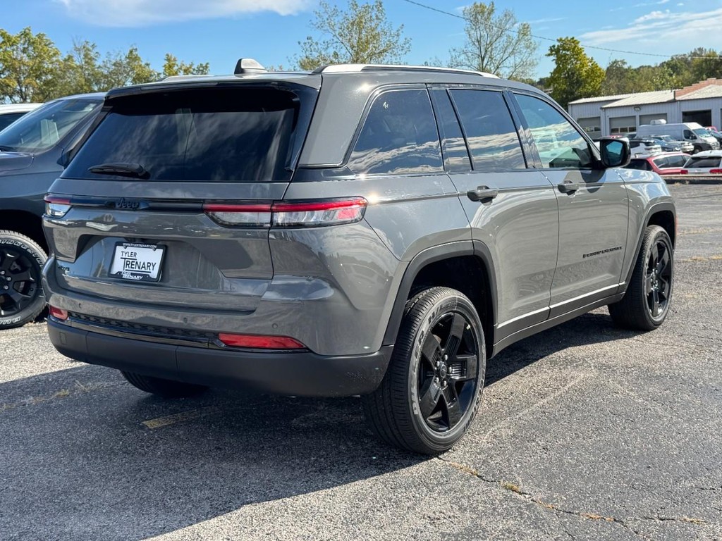 Jeep Grand Cherokee Vehicle Full-screen Gallery Image 04