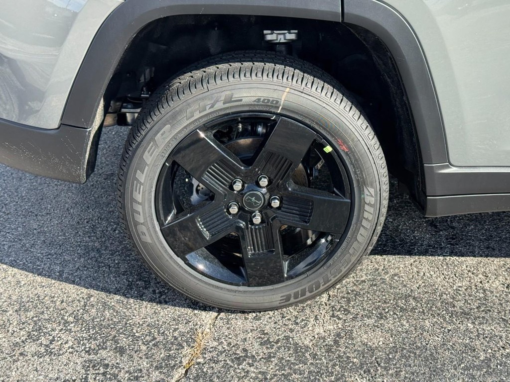 Jeep Grand Cherokee Vehicle Full-screen Gallery Image 05