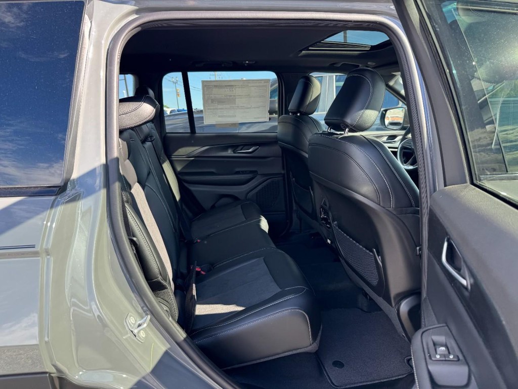 Jeep Grand Cherokee Vehicle Full-screen Gallery Image 06