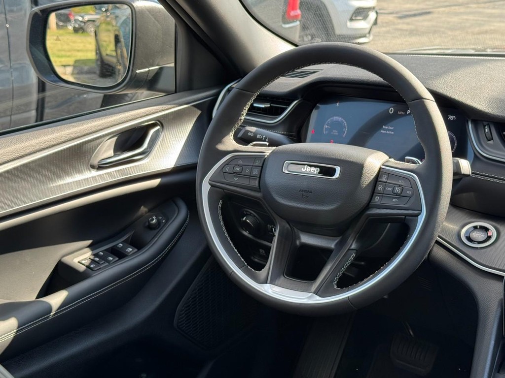 Jeep Grand Cherokee Vehicle Full-screen Gallery Image 09