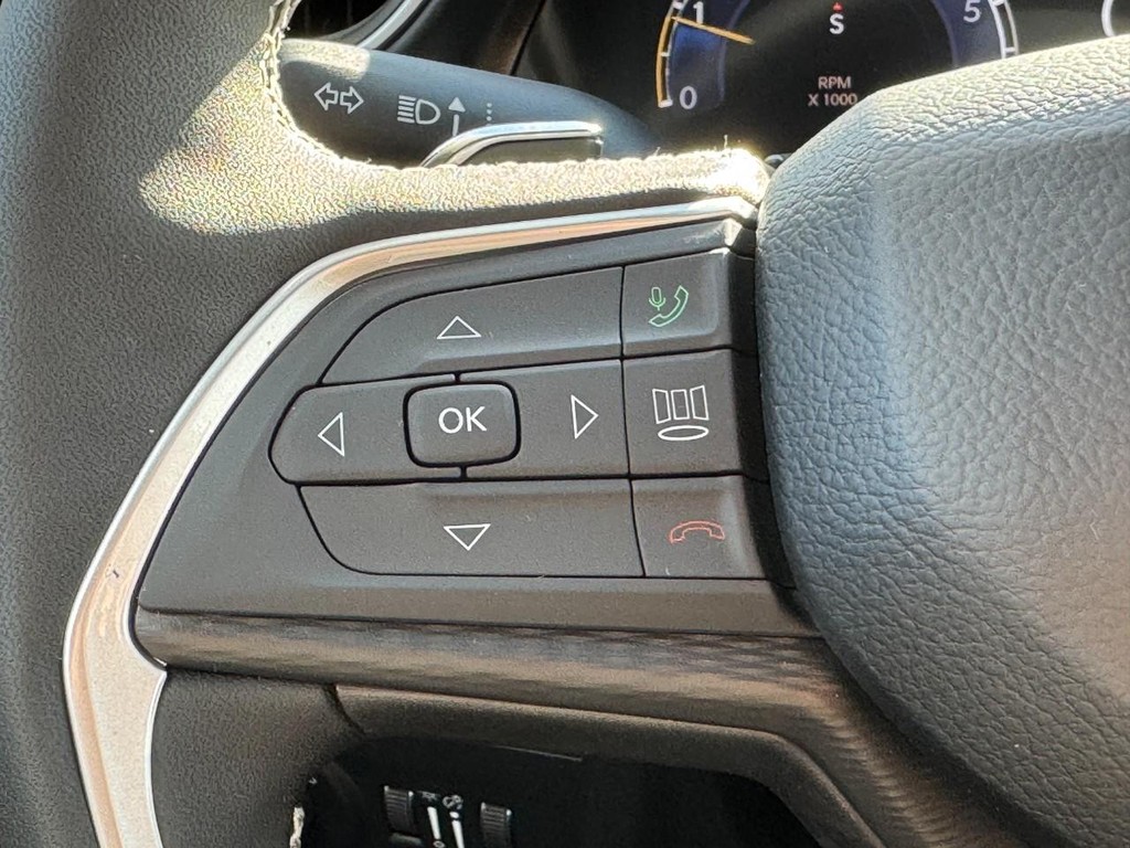 Jeep Grand Cherokee Vehicle Full-screen Gallery Image 12