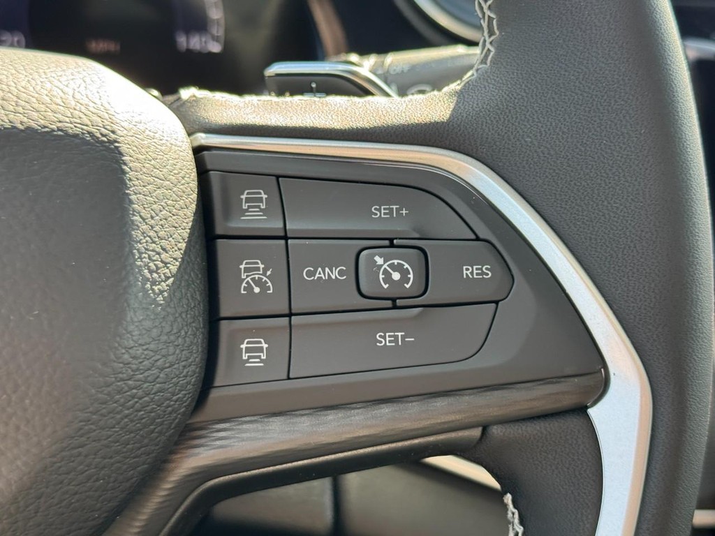 Jeep Grand Cherokee Vehicle Full-screen Gallery Image 13