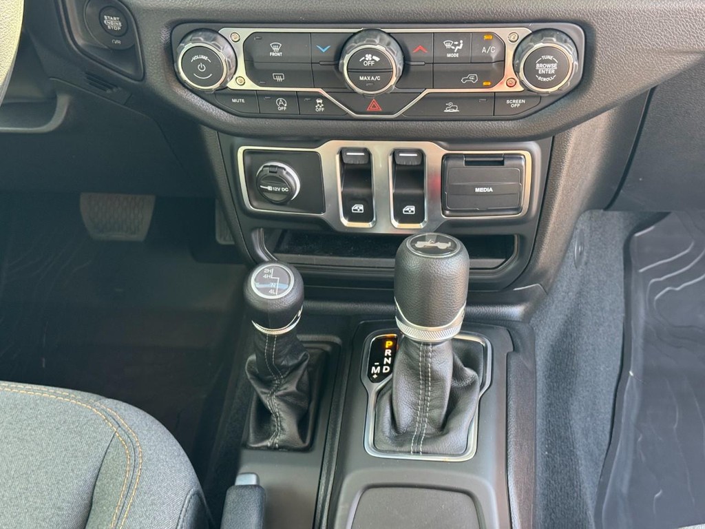 Jeep Wrangler Vehicle Full-screen Gallery Image 12