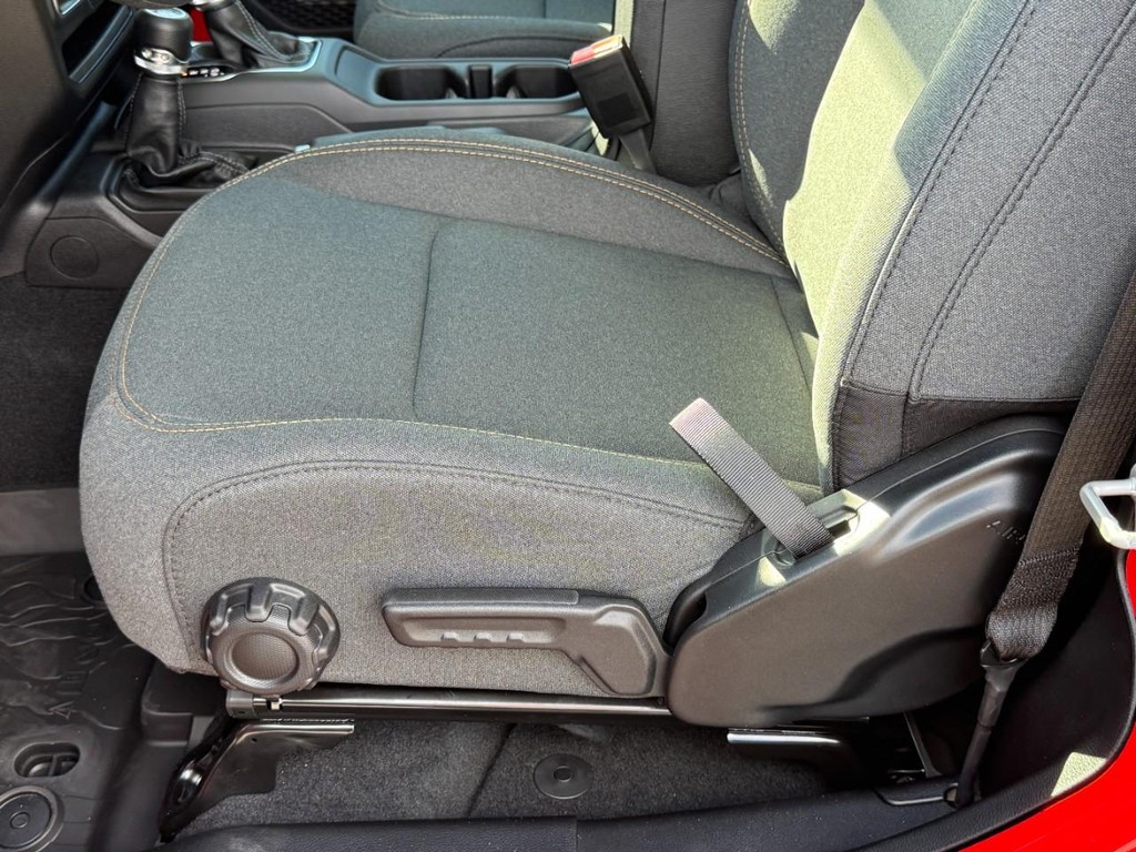 Jeep Wrangler Vehicle Full-screen Gallery Image 18