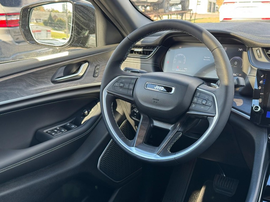 Jeep Grand Cherokee Vehicle Full-screen Gallery Image 09