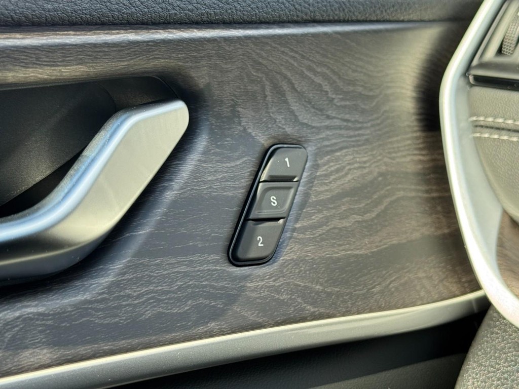 Jeep Grand Cherokee Vehicle Full-screen Gallery Image 12