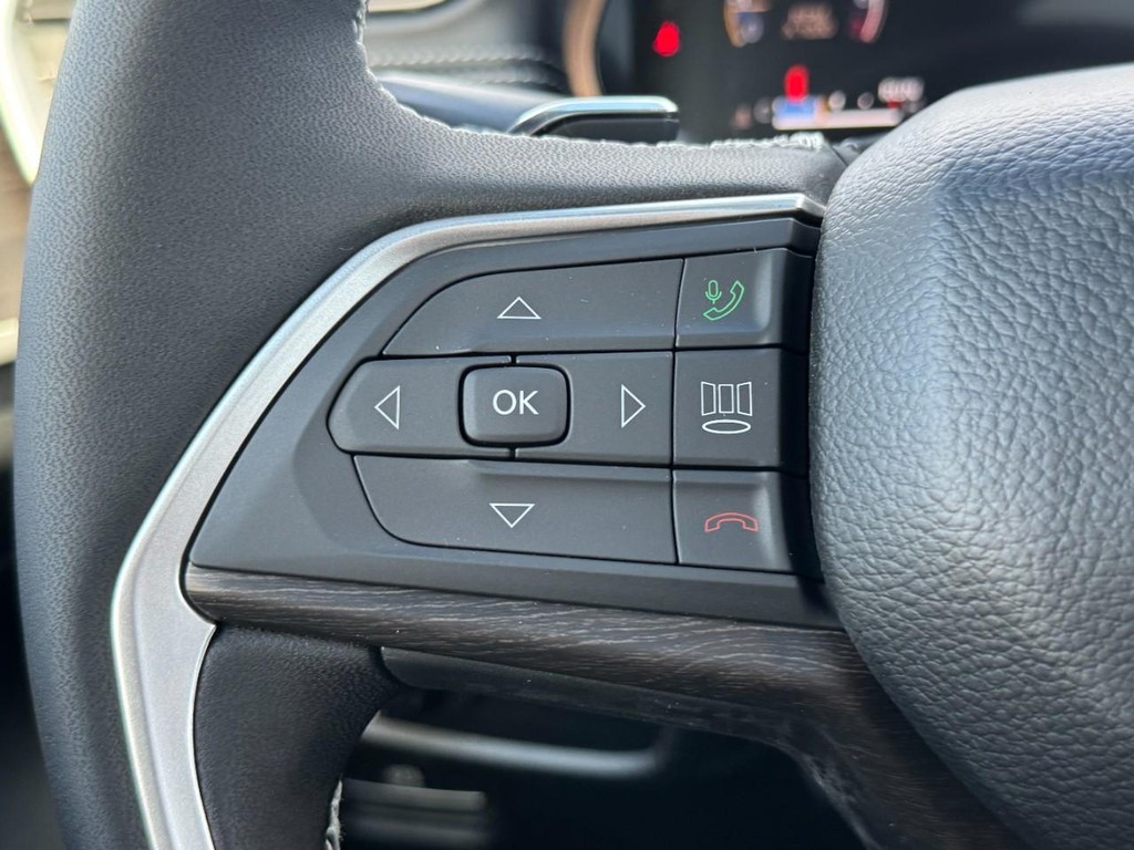 Jeep Grand Cherokee Vehicle Full-screen Gallery Image 13