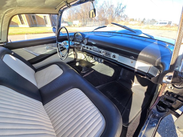 Ford Thunderbird Vehicle Image 19