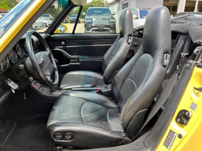 Porsche 911 Carrera Vehicle Full-screen Gallery Image 18