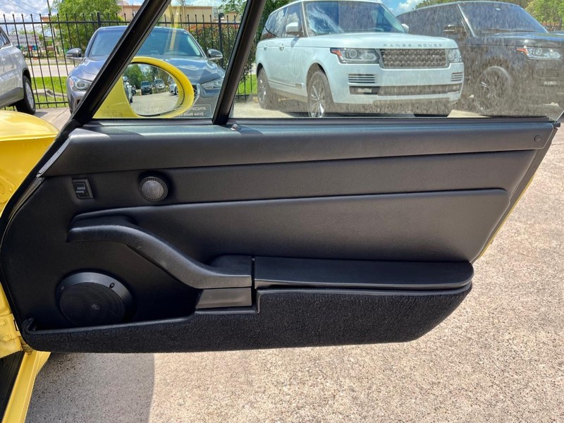 Porsche 911 Carrera Vehicle Full-screen Gallery Image 22