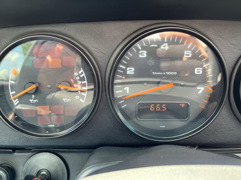 Porsche 911 Carrera Vehicle Full-screen Gallery Image 27