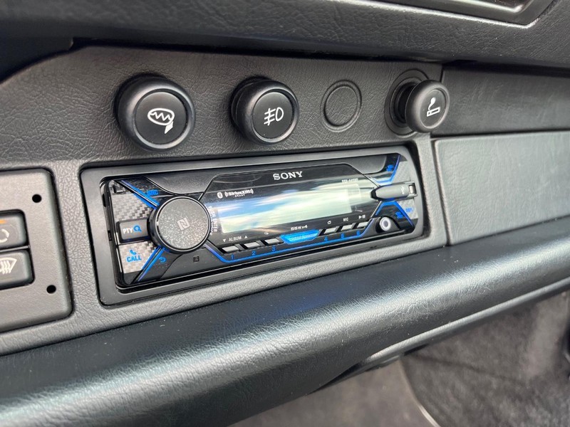 Porsche 911 Carrera Vehicle Full-screen Gallery Image 30