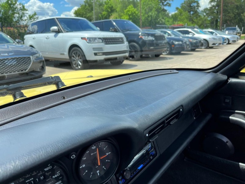 Porsche 911 Carrera Vehicle Full-screen Gallery Image 33