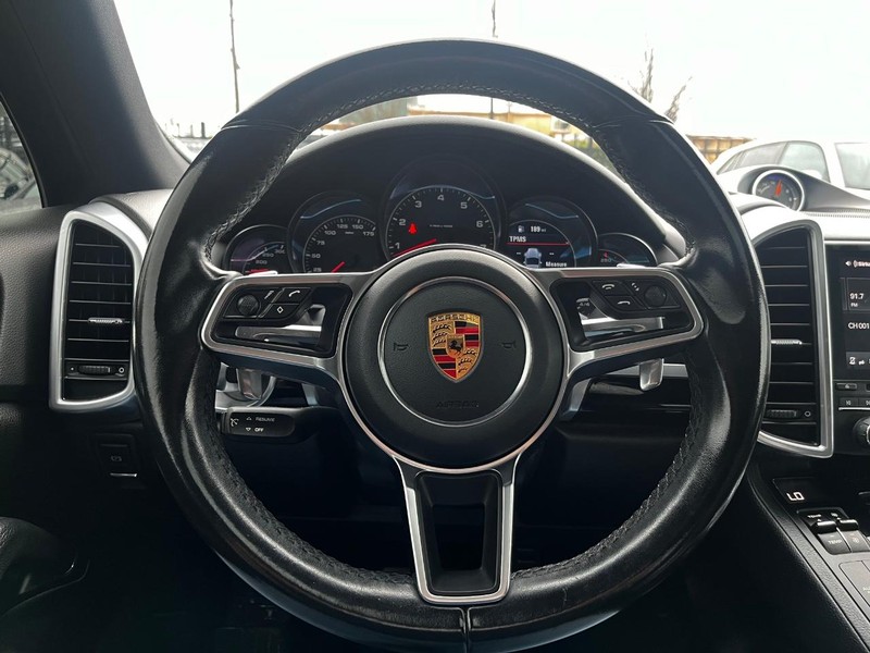 2017 Porsche Cayenne Platinum Edition photo