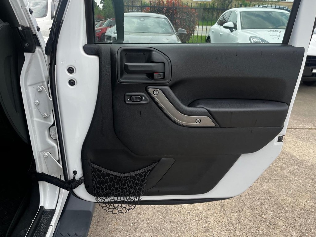 Jeep Wrangler JK Unlimited Vehicle Full-screen Gallery Image 15