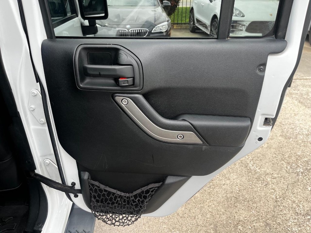 Jeep Wrangler JK Unlimited Vehicle Full-screen Gallery Image 17