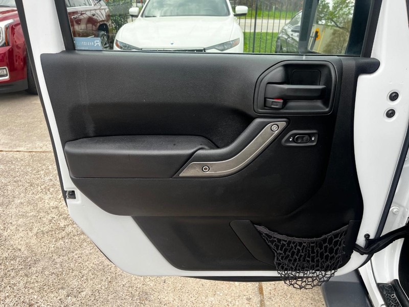 Jeep Wrangler JK Unlimited Vehicle Full-screen Gallery Image 12