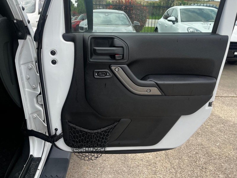 Jeep Wrangler JK Unlimited Vehicle Full-screen Gallery Image 15