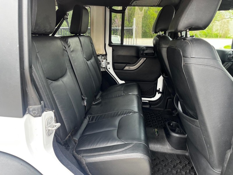 Jeep Wrangler JK Unlimited Vehicle Full-screen Gallery Image 16