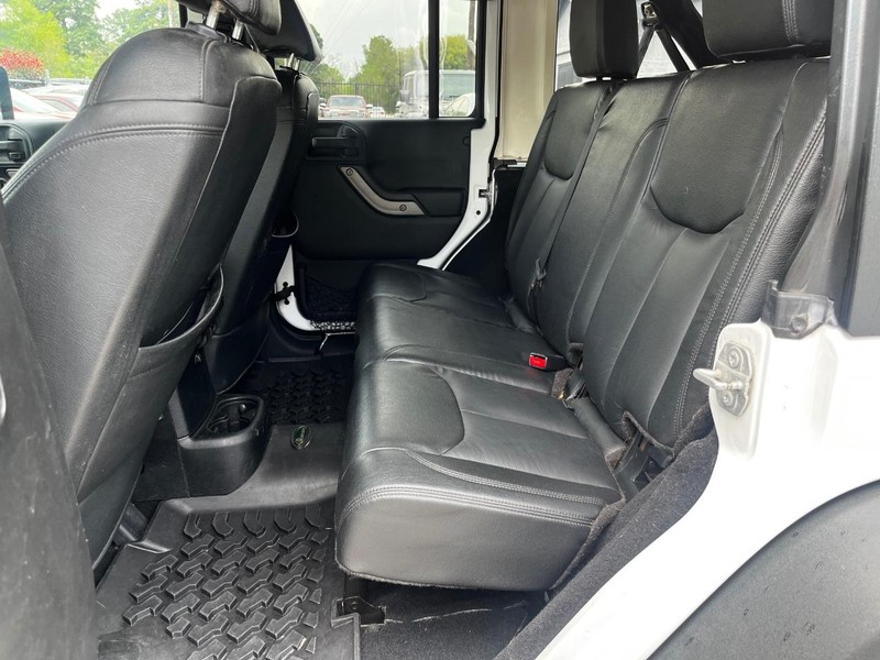 Jeep Wrangler JK Unlimited Vehicle Full-screen Gallery Image 18